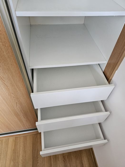 Szafa zabudowana oddam za karton Marlboro