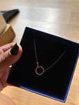 Colar SWAROVSKY hand cry/ros