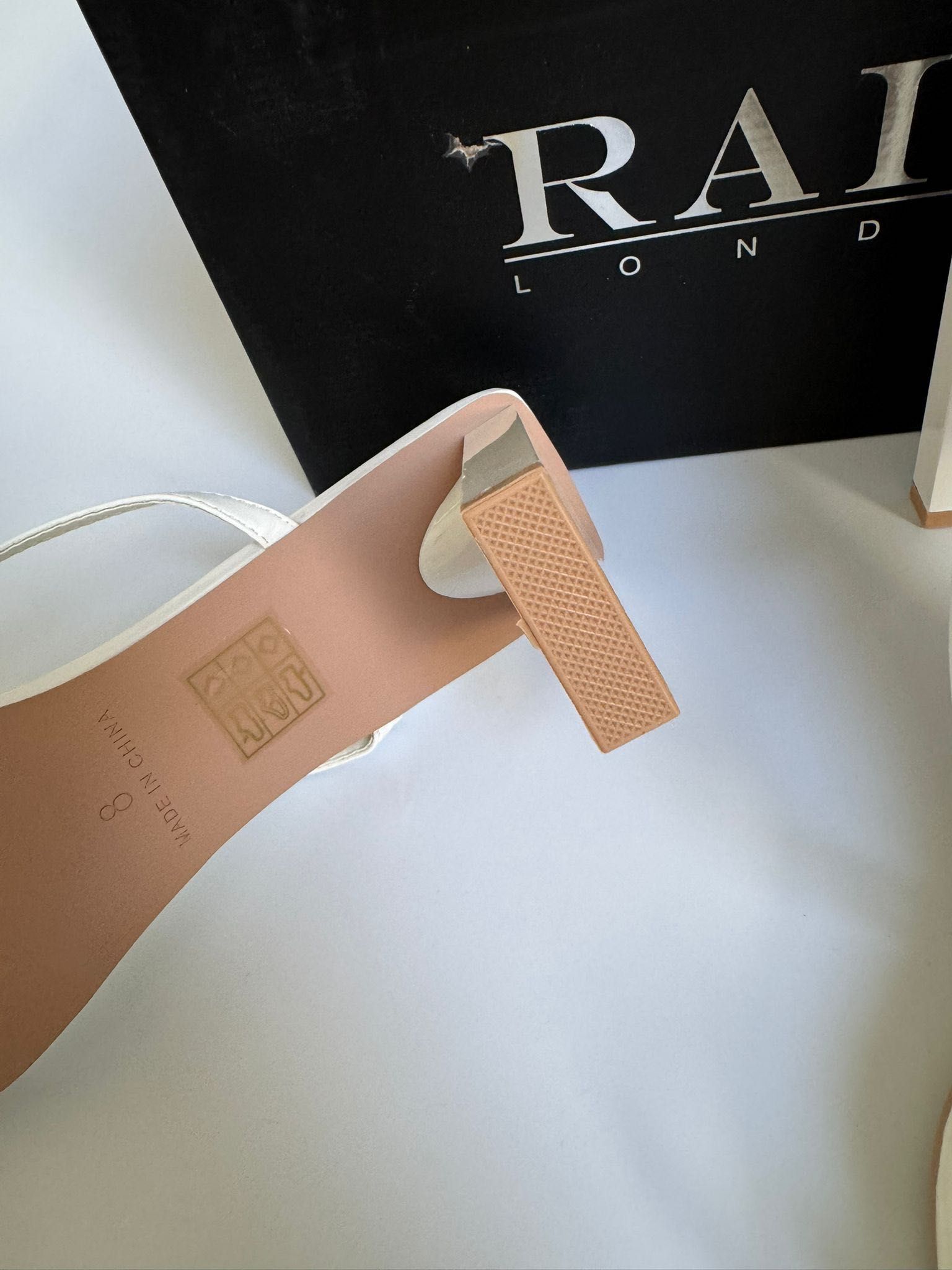 Nowe sandały na obcasie RAID białe 41