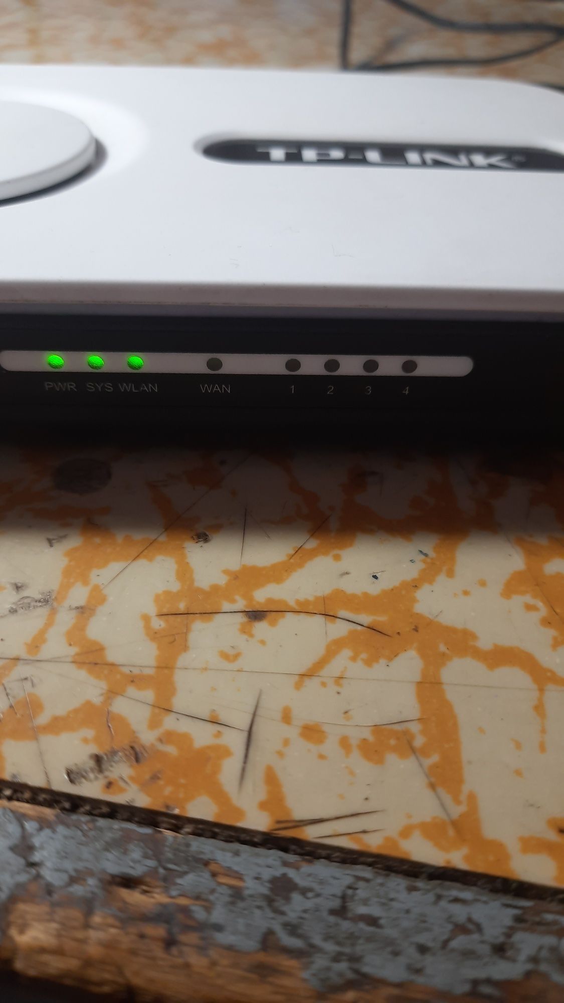 Роутери  TP- Link та AirTies.