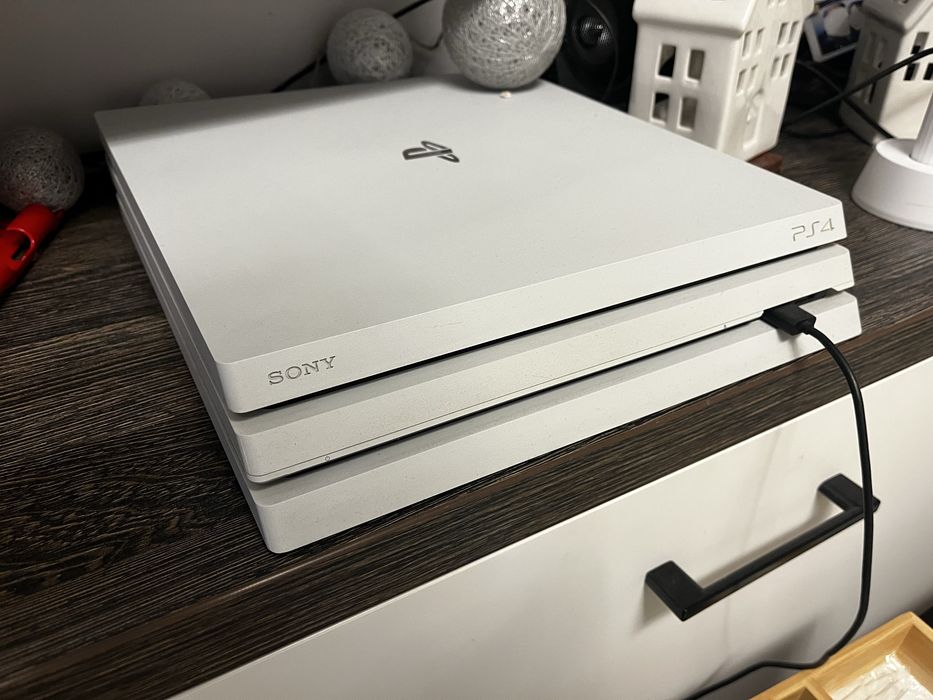 Playstation 4 PRO 1TB + 2 pady + 10 gier CUH-7116B