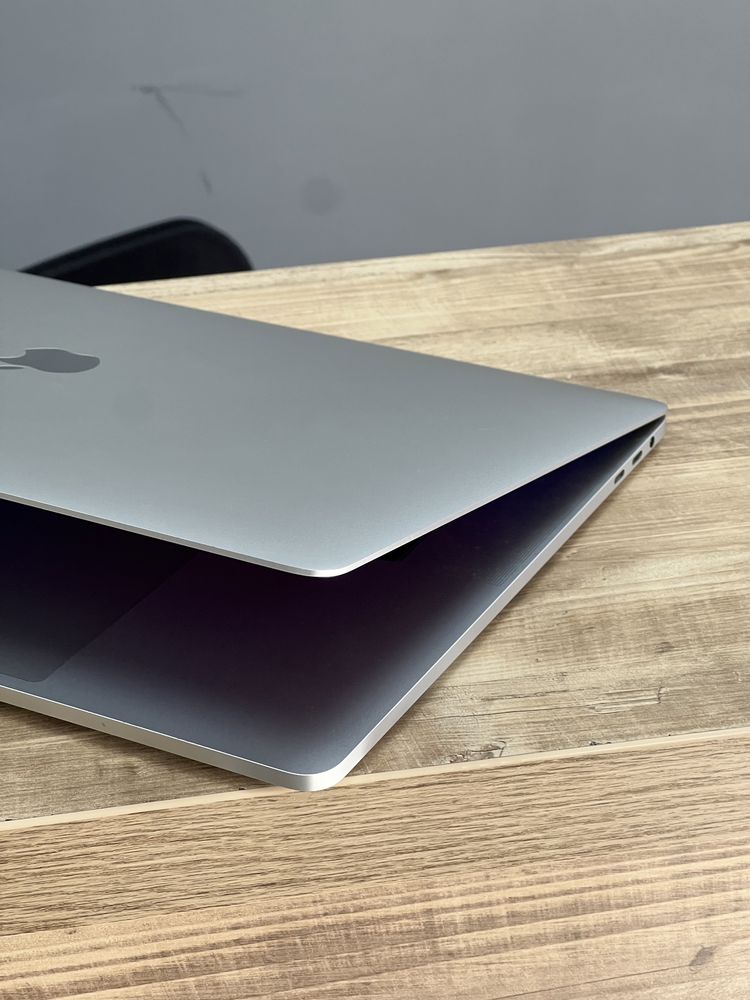 Macbook pro 15 2016 16gb 512ssd radeon pro 455