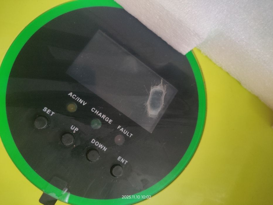 Майже новиий гібридний інвертор  EAsun power 3 кВт . 24 вольта.