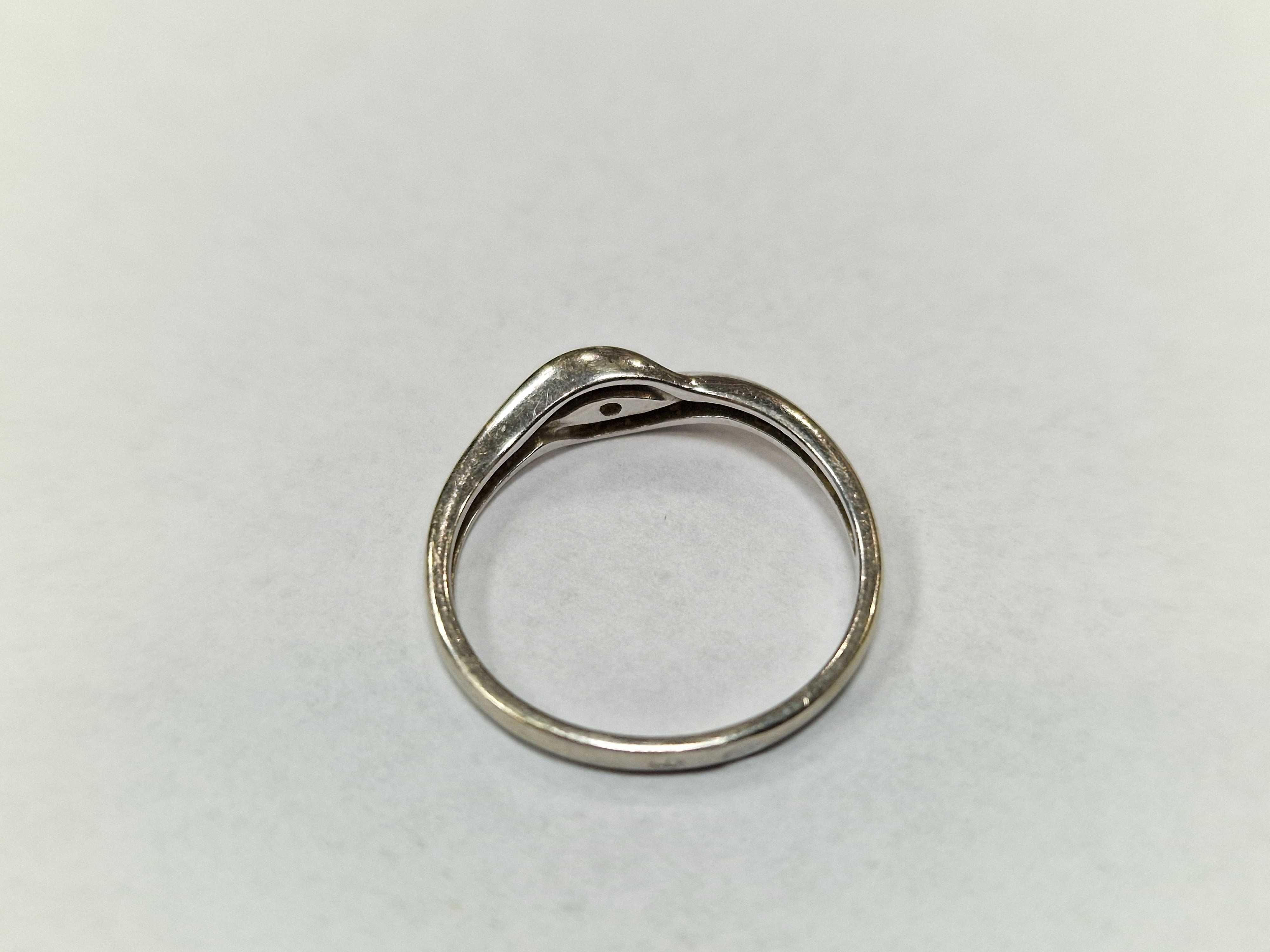 Złoty pierścionek damski/ 585/ 1.51 gram/ R11/ Apart/ DIA 0.07 CT