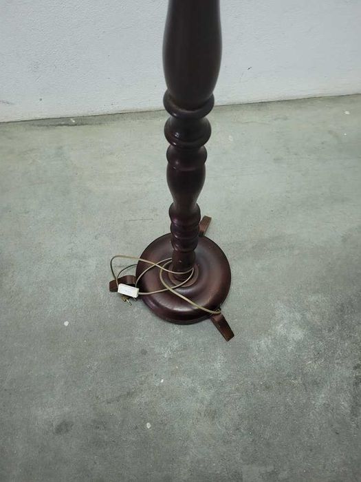 Candeeiro de Pé em Madeira