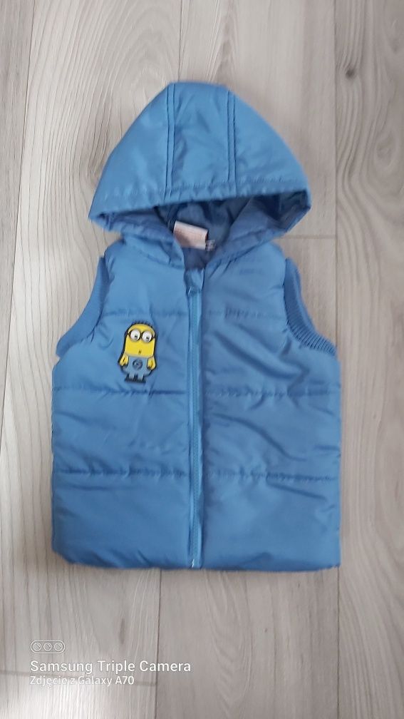 Niebieski bezrękawnik chłopięcy z minionkiem r.92/98