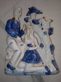 Figurka porcelanowa - para z wiewiórką