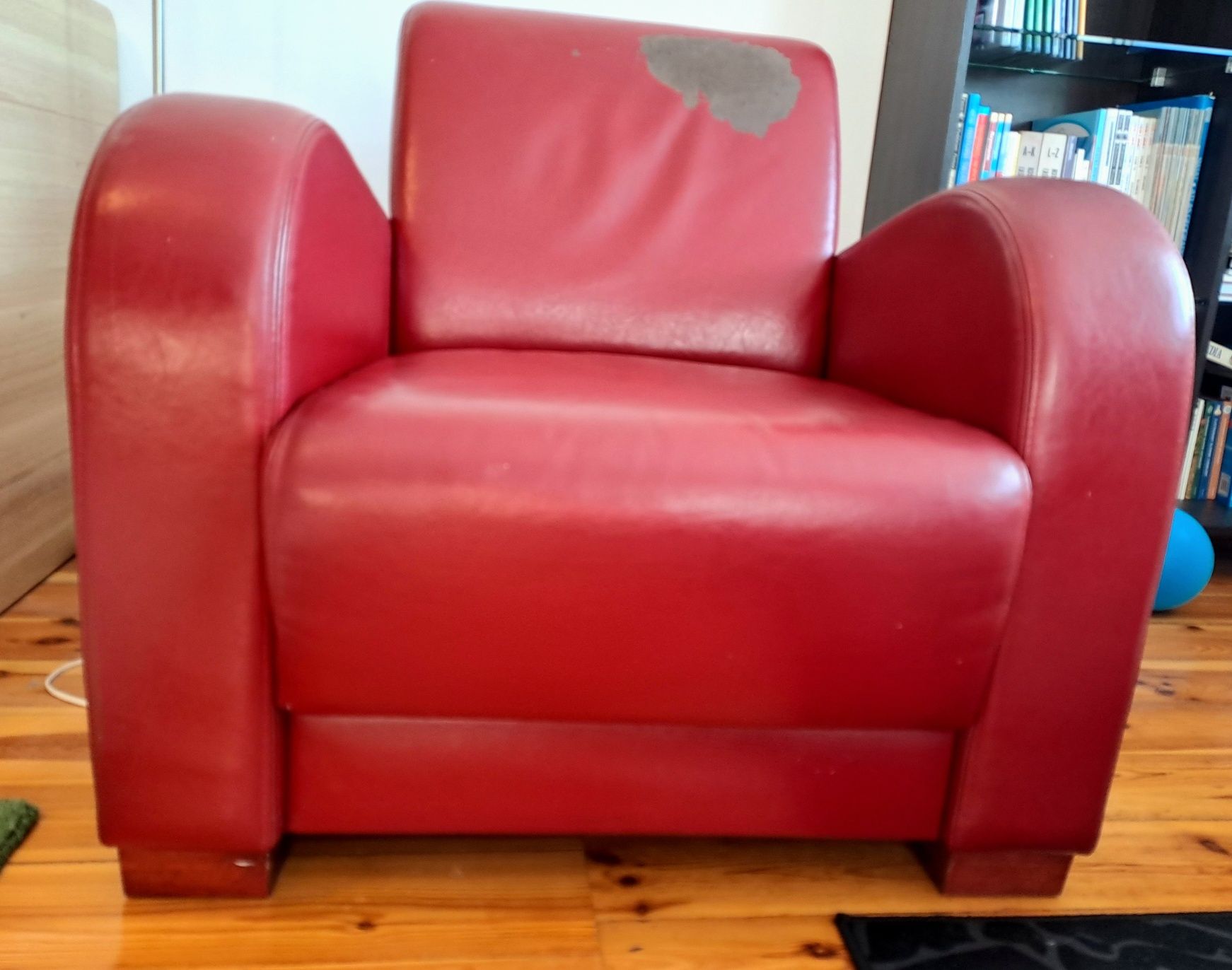 Fotel skórzany czerwony.