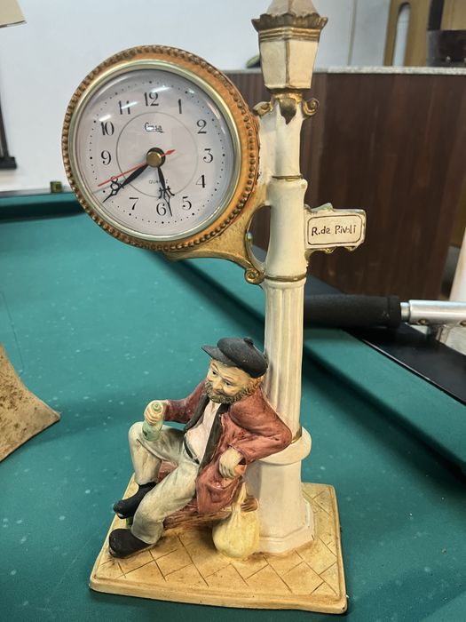 Peça em louça com relógio