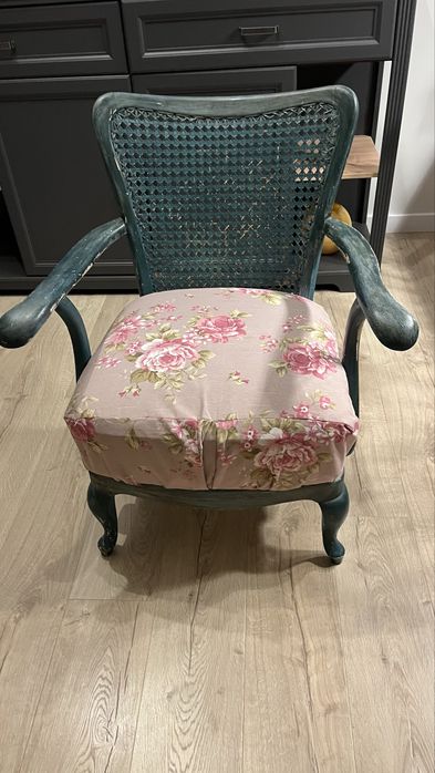 Stylowy fotel z oparciem ratanowym