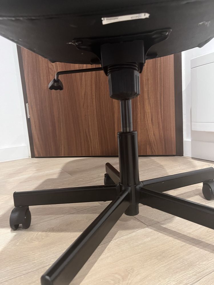 Fotel biurowy z podstawką ergonomiczną dla pleców