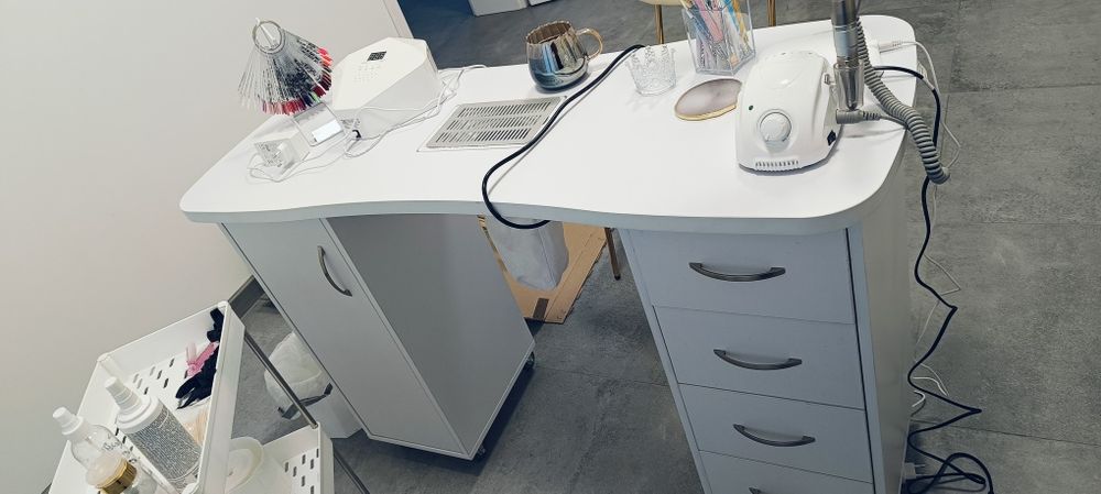 Biurko do manicure z pochłaniaczem pyłu