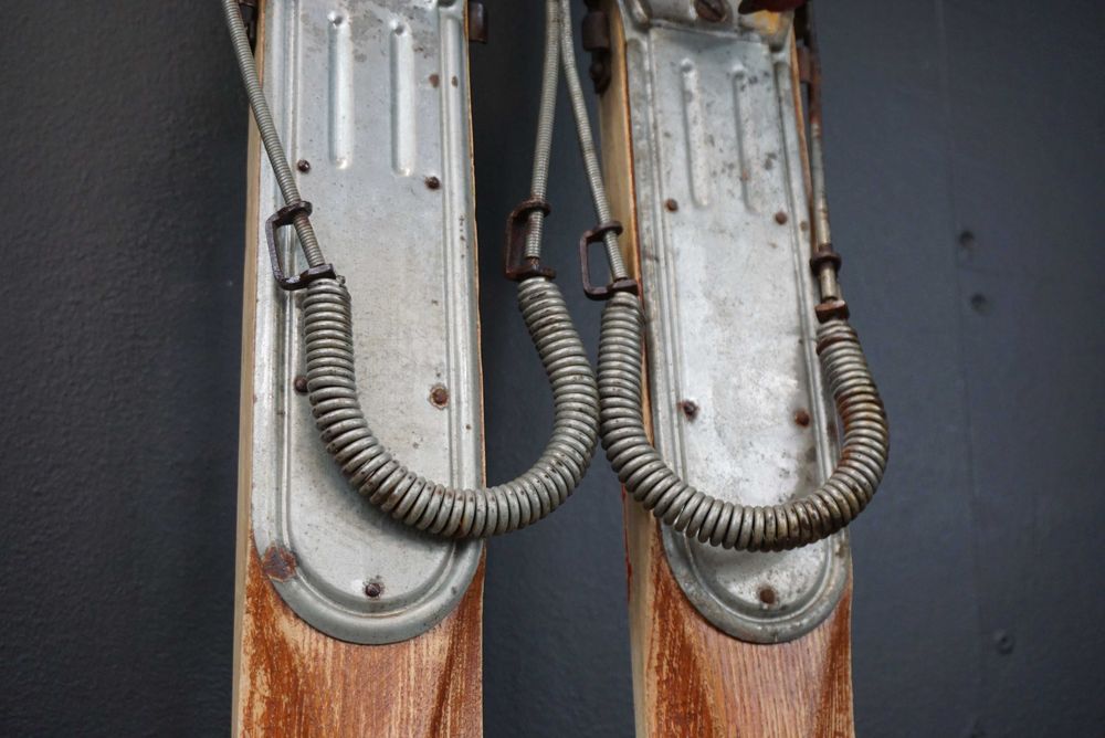 Zabytkowe drewniane narty z kijkami bambusowymi stare