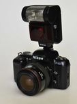 Aparat NIKON F-601 z obiektywem i lampą błyskową