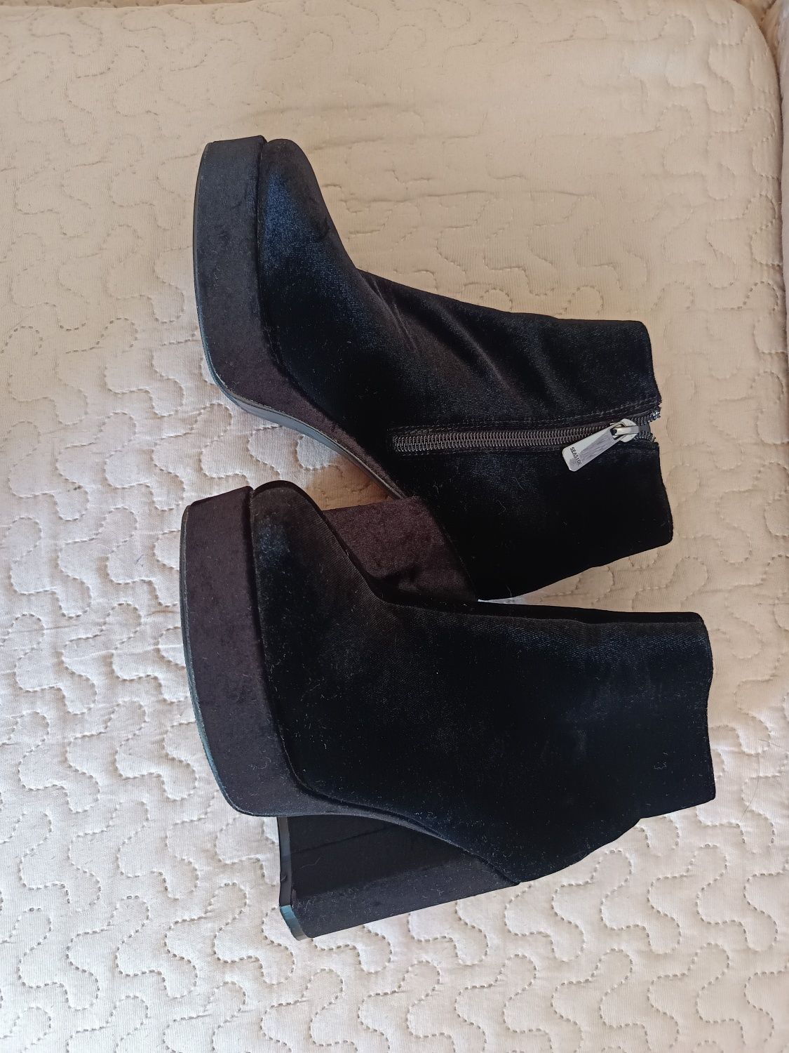 Vendo botas com tecido tipo veludo.