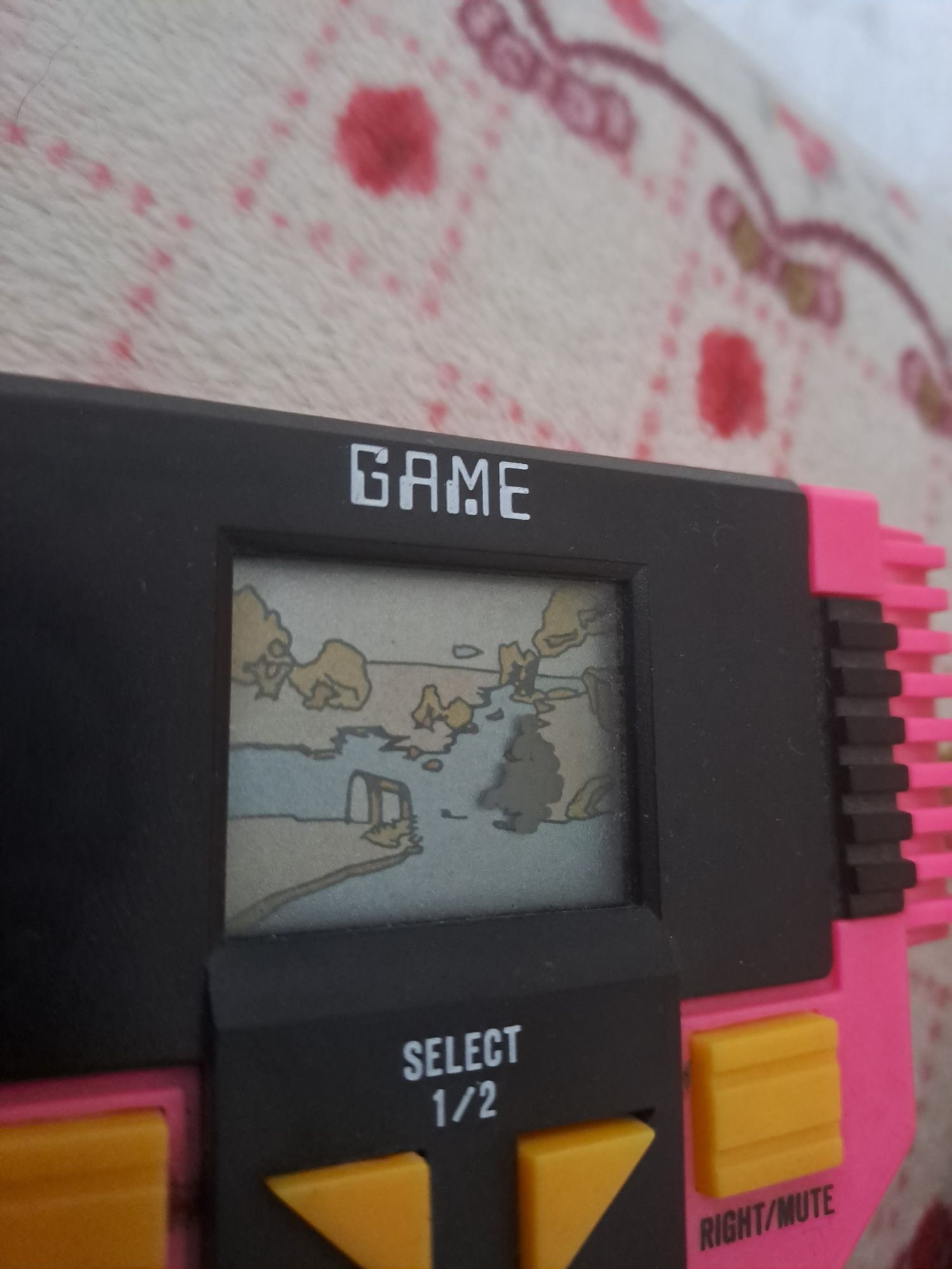Retro gierka elektroniczna z lat 90 tych.