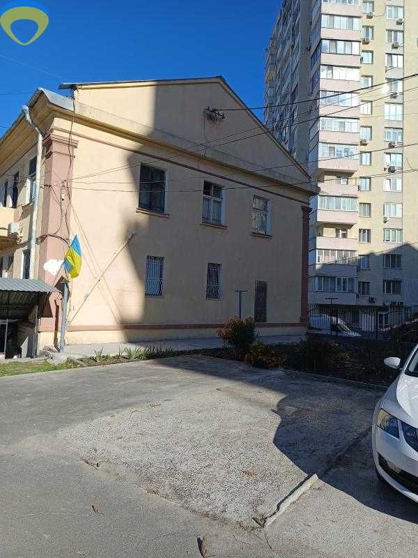 Продам цокольное помещение 85,6 м с ремонтом в Приморском районе .