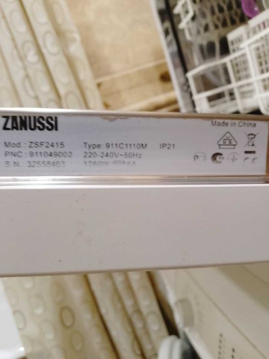 Настольная посудомойка Zanussi ZSF2415 отлично моет. Полностью рабочая