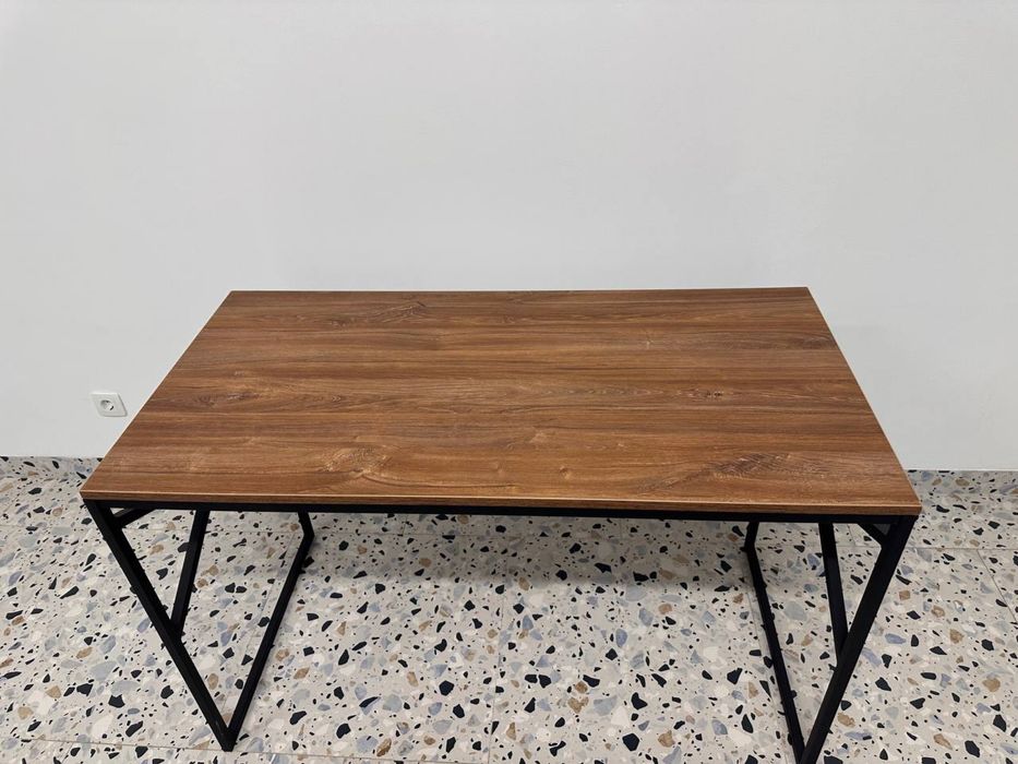 Стіл офісний коричневий