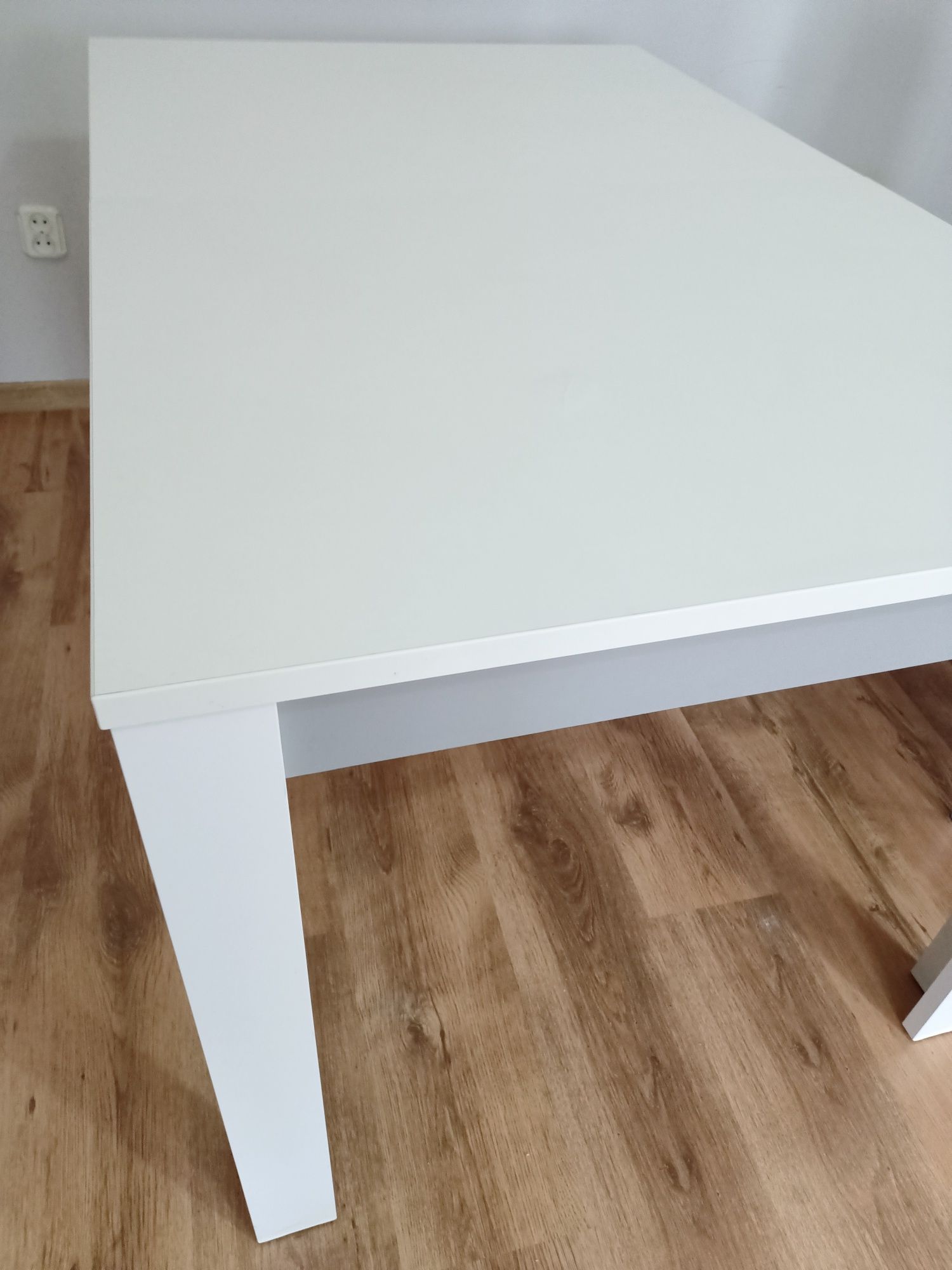 Biały stół z 4 krzesłami