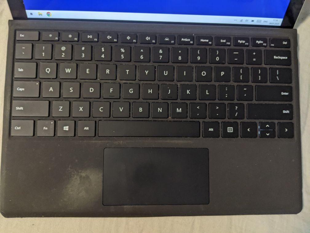 Microsoft Surface Pro 5 m3-7Y30/4Gb/128Gb с клавиатурой и зарядкой