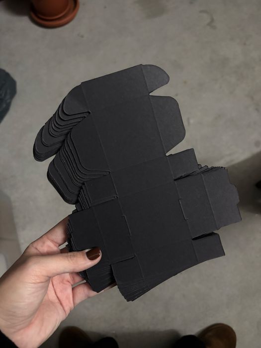 caixas de oferta pretas