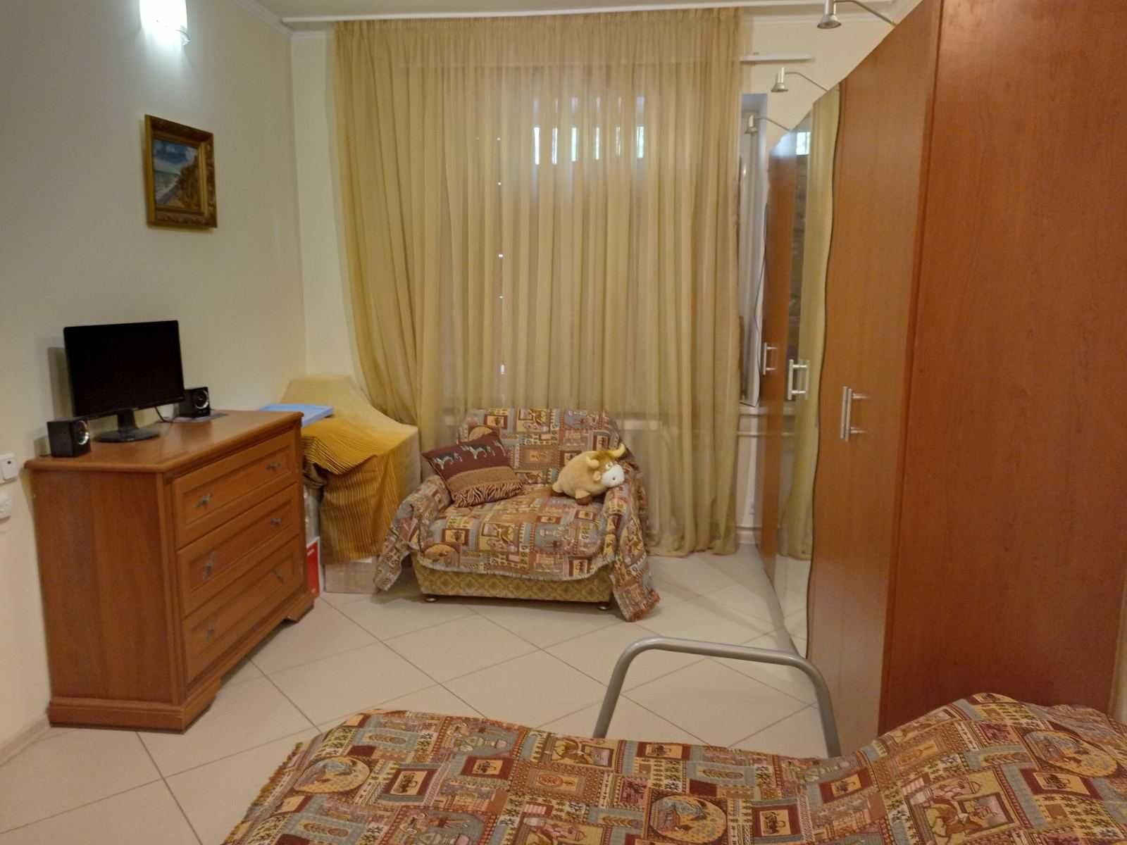 Продам квартиру на КПІ, 1й поверх, метро - 3мин.пішки
