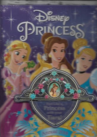 Livro infantil "Disney Princess" com oferta de uma tiara