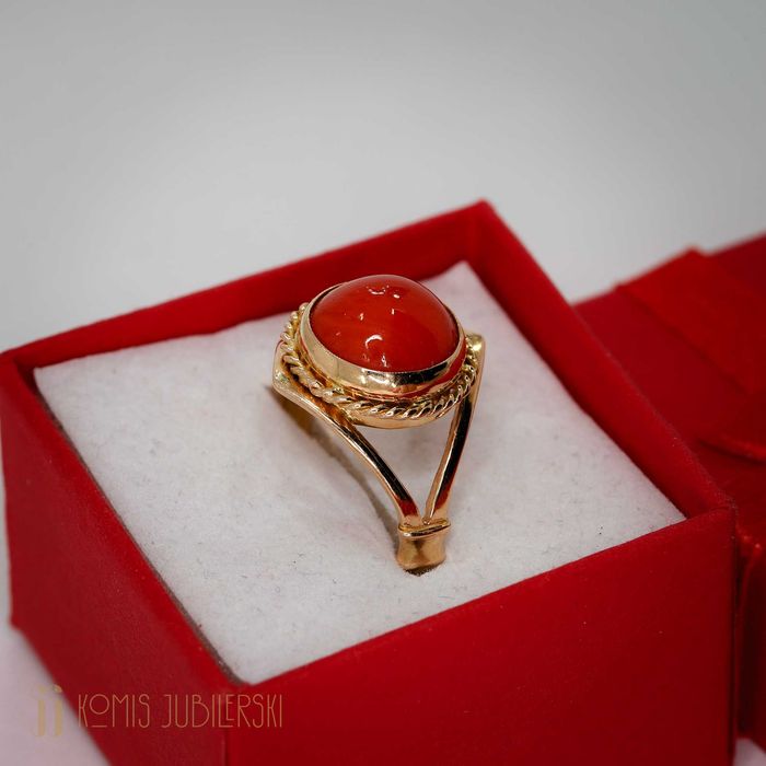 Złoty pierścionek z koralem naturalnym.