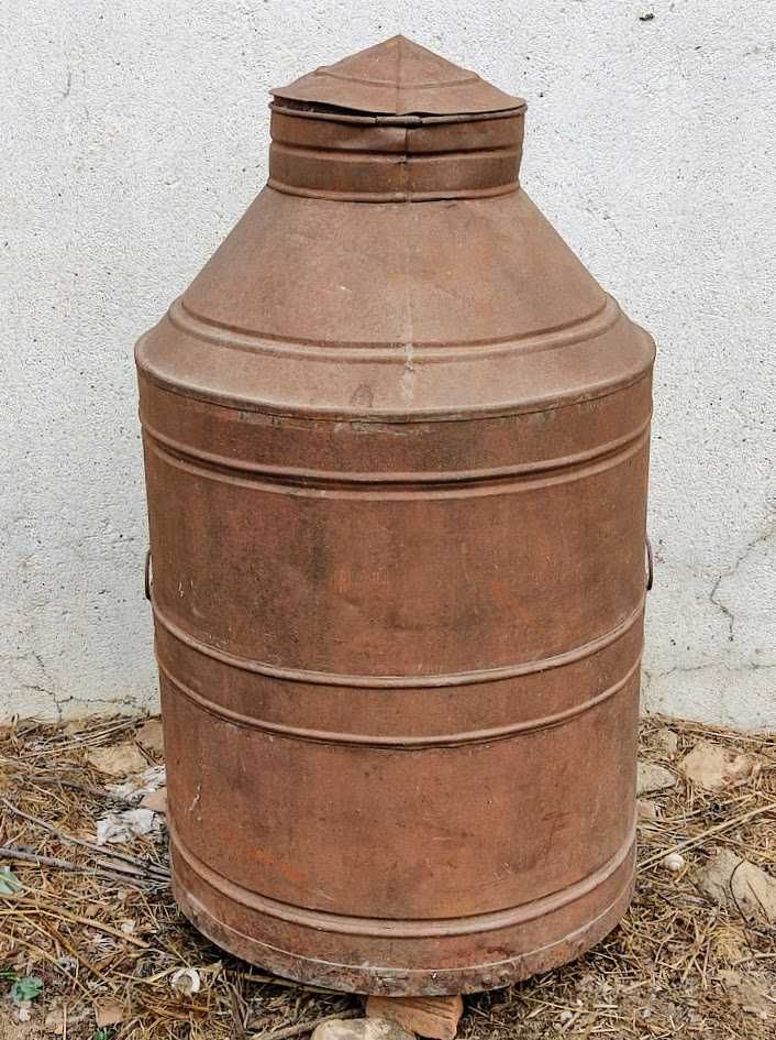 Talha decorativa antiga de azeite em metal