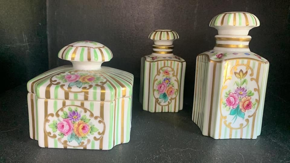Dois perfuneiros e caixa guarda joias da artibus