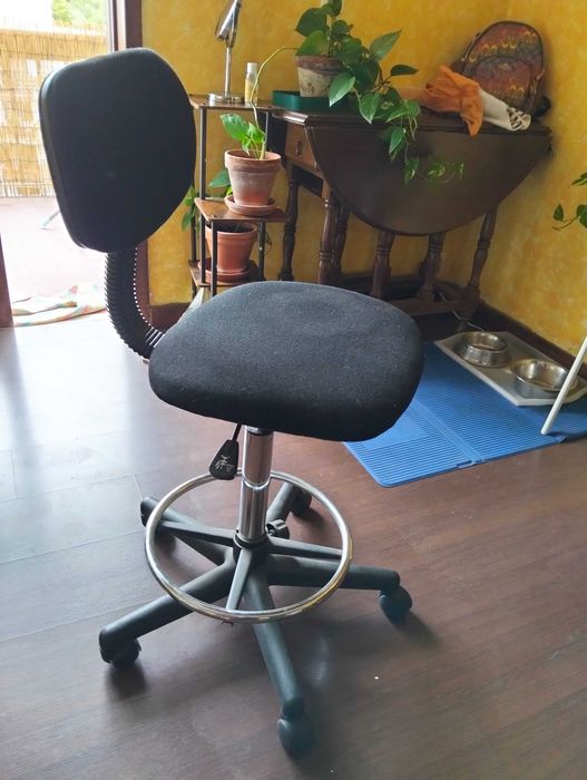 Banqueta/cadeira para escritório ajustável com apoio lombar.