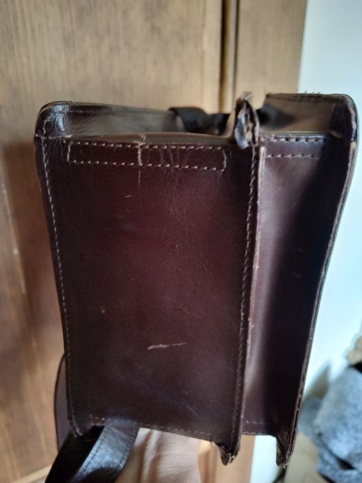 Skórzaną torebkę na ramię sprzedam