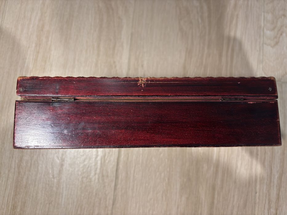 Drewniana szkatułka z ozdobnym grawerem, vintage