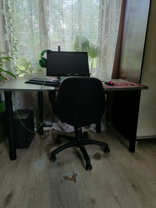 Komputer wraz z biurkiem, klawiatura itp