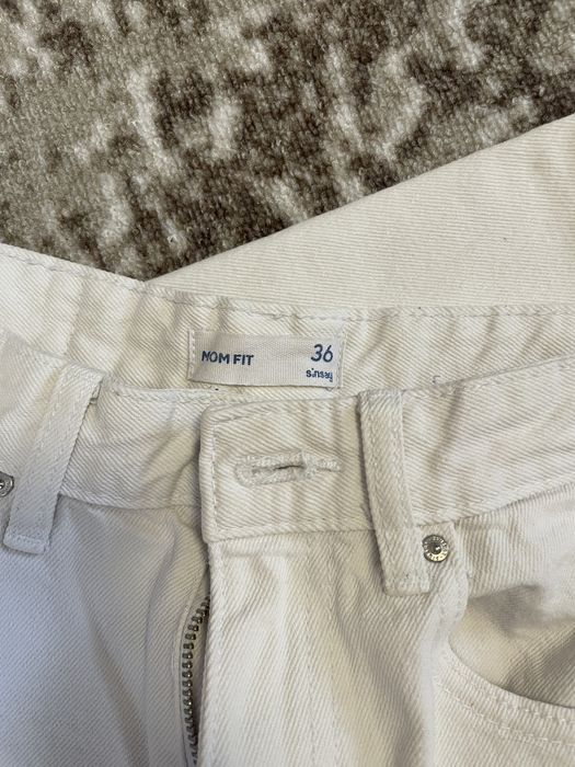 Жіночі білі джинси-мом