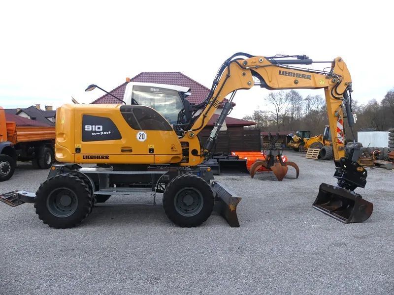 Liebherr A910 Compact / Sprowadzona / Super Stan /  Łapy + Pług / BEZ DPF / 912 311 / 312 314 / 313 914 /