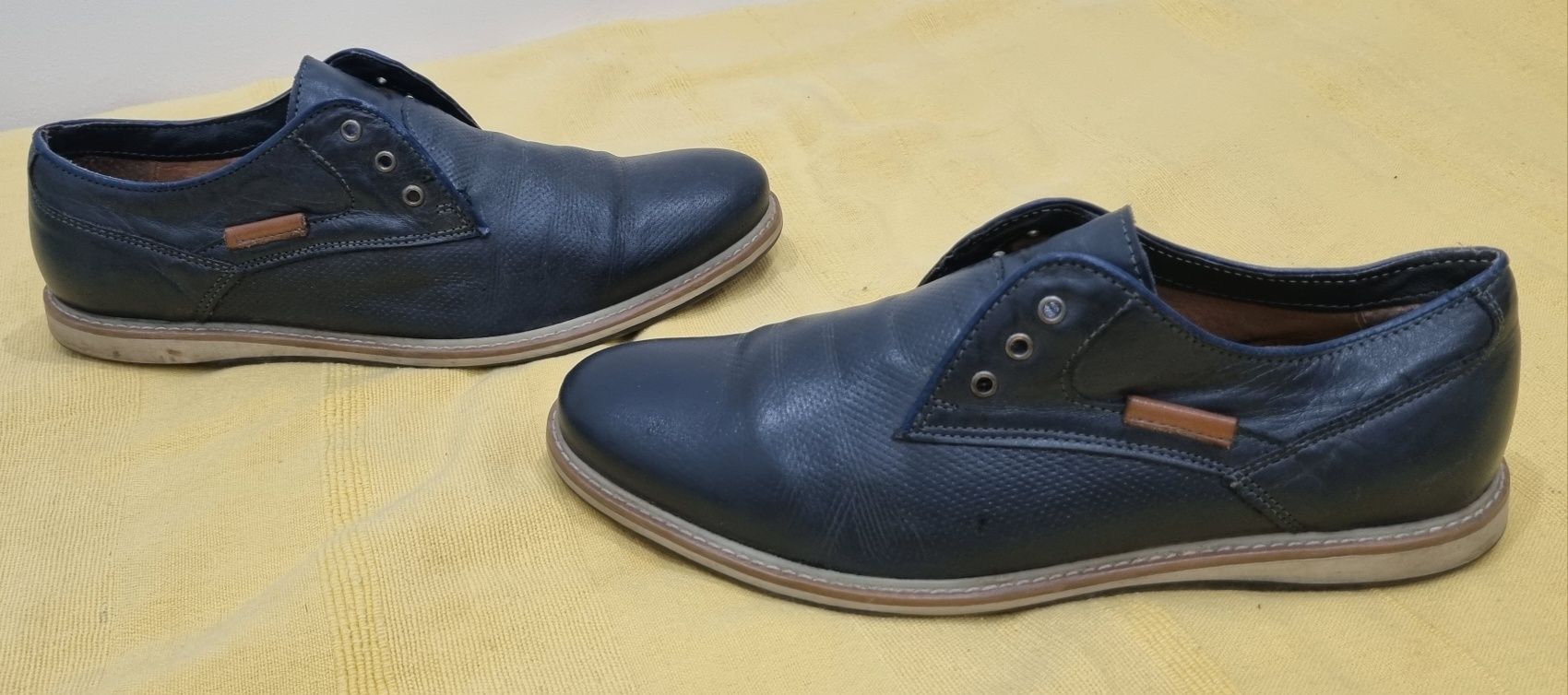 Sapatos usados n41 usados deixar mensagem respondo logo possivel