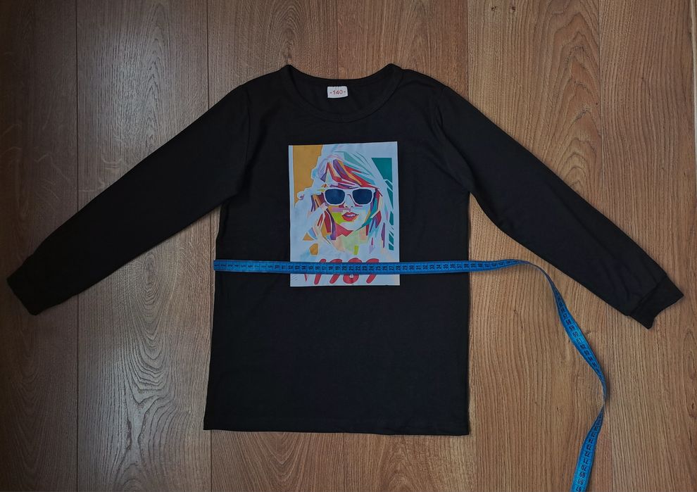 Черные джинсы и футболка с длинным рукавом для девочки