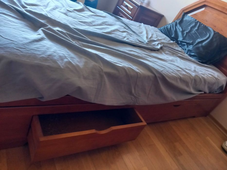 cama de solteiro e mesa de cabeceira em madeira maciça