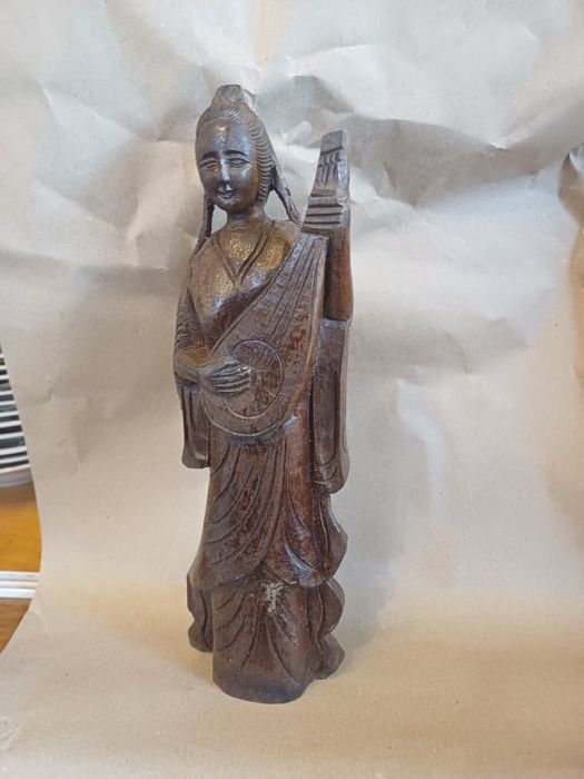 figurka chińska z drzewa