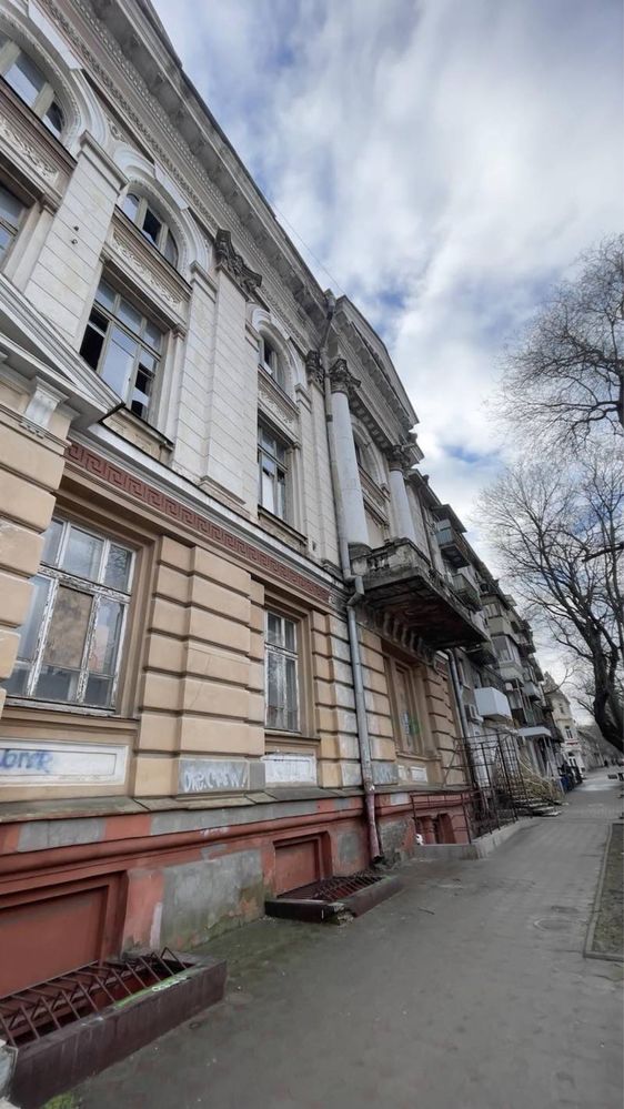 Здание в центре Одессы, бывший кинотеатр Одесса, ул. Спиридоновская