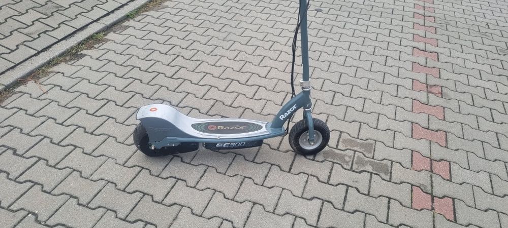 Hulajnoga elektryczna Razor E300 w komplecie z ładowarką