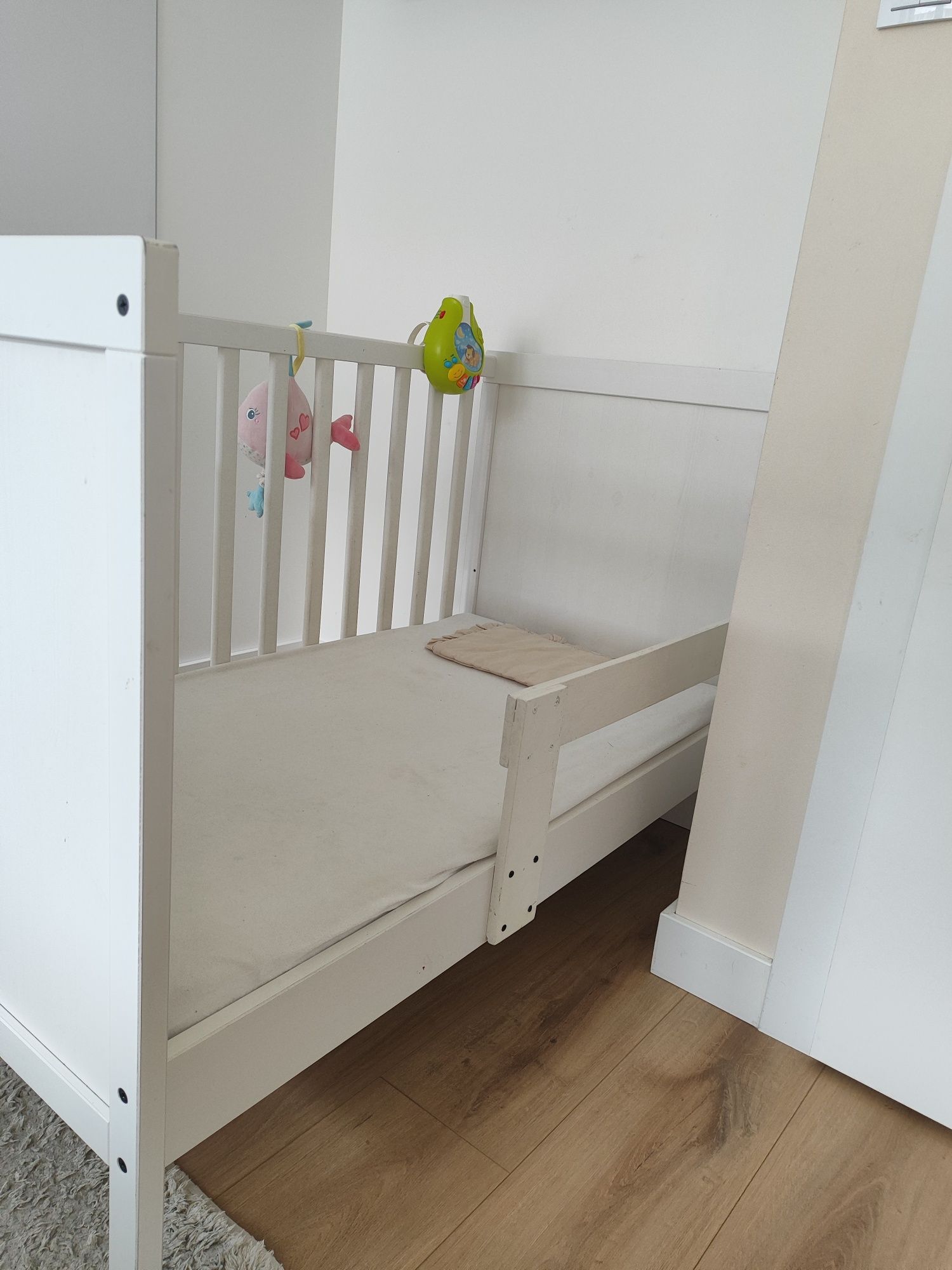 Białe łóżeczko niemowlęce Ikea Sundvik