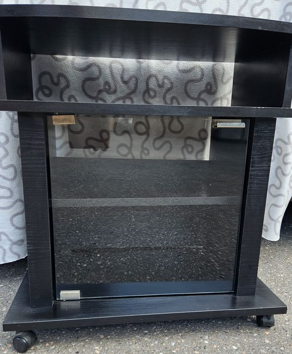 Stolik na kółkach z półkami