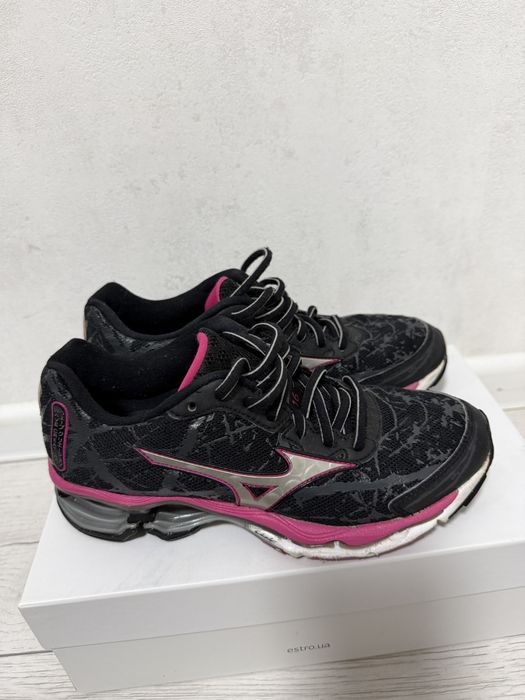 Продам спортивні кросівки