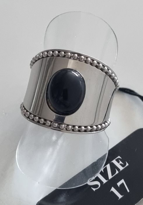 Anel prateado, em aço  com pedra preta oval. Ajustável