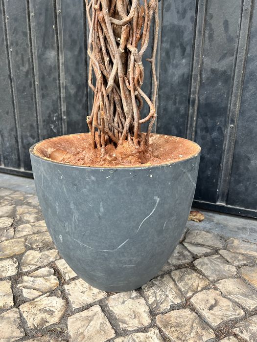 Planta artificial grande com vaso