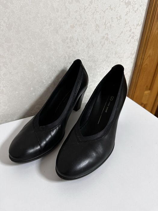 Туфлі ECCO чорні шкіряні на підборах