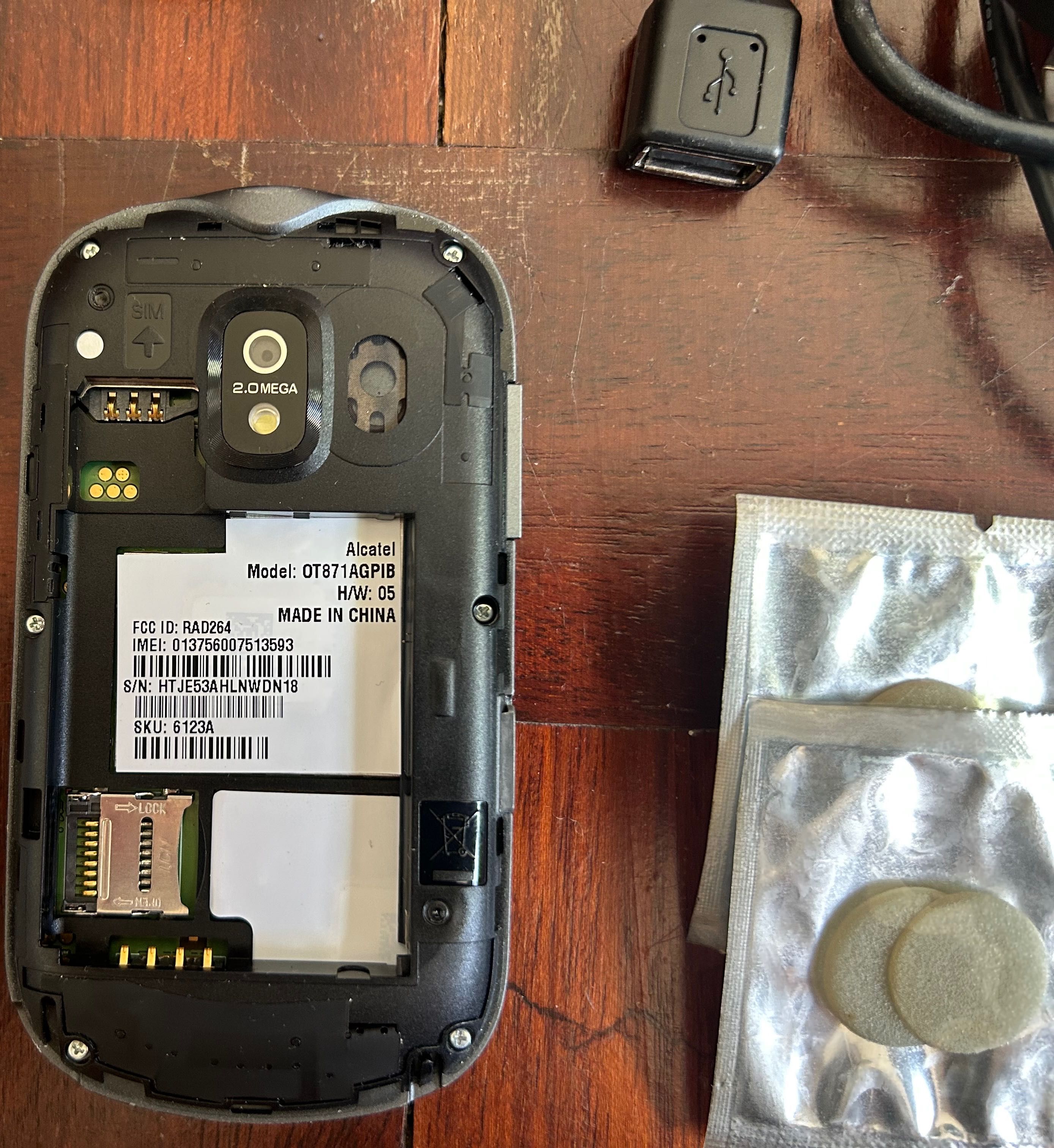 Telemóvel Alcatel OT871AGPIB + Lote de Acessórios